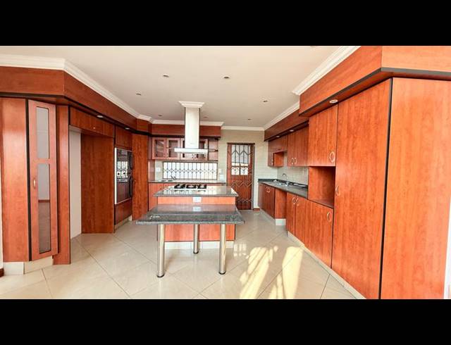 4 BEDROOM TOWNHOUSE FOR SALE IN BARBEQUE DOWNS